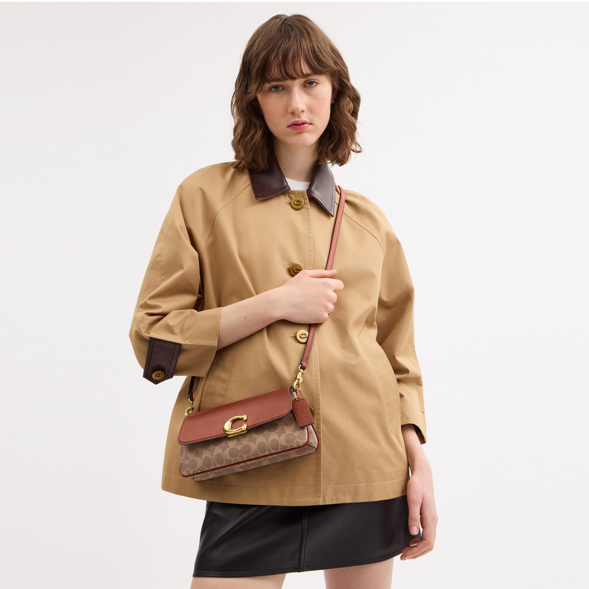 Jet Shoulder Bag In Signature Canvas
