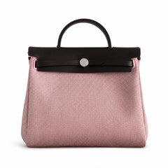 Hermers' popular herbag 31cm is designed to be inspired by saddle bags. The body of the bag is made of canvas, and the inseam, shoulder straps and handle are made of leather. The appearance is very si