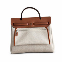 Hermers' popular herbag 31cm is designed to be inspired by saddle bags. The body of the bag is made of canvas, and the inseam, shoulder straps and handle are made of leather. The appearance is very si